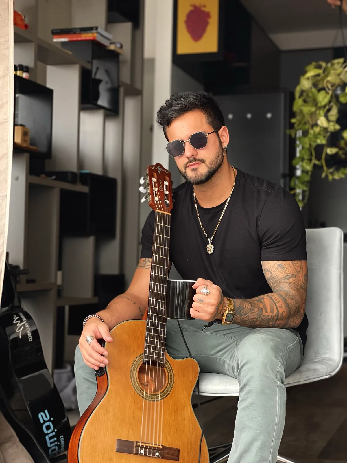 Rodrigo Deac with his guitar